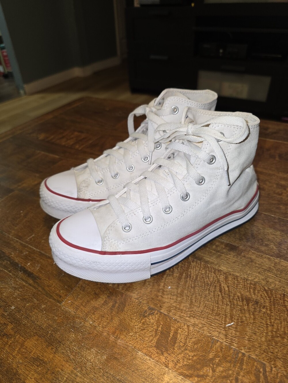 Converse Womens Sneakers Sz 7 High Tops Chuck Taylor All Stars White Athletic